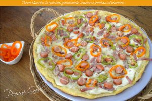 Pizza blanche, la spéciale gourmande, saucisses, jambon et poivrons