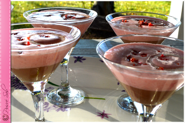 mousses-de-poire-aux-pralines-roses-et-chocolat