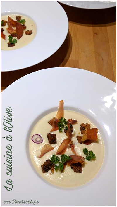 veloute-de-celeri-croutons-persillade-et-chips-de-serrano