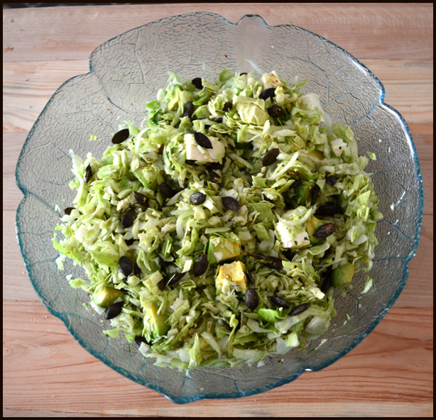 Salade fraîcheur de chou blanc, avocat, feta et aux graines de courge