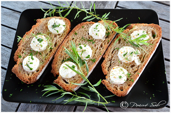 Tartines au chèvre frais aux herbes à huile de truffe