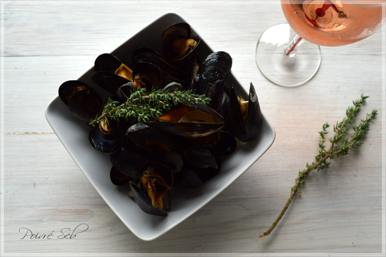 Moules marinières à la crème au thym et rosé d’Anjou