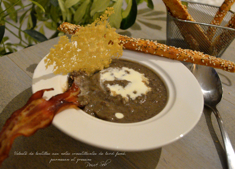 velouté de lentilles aux notes croustillantes de lard fumé, parmesan et gressins