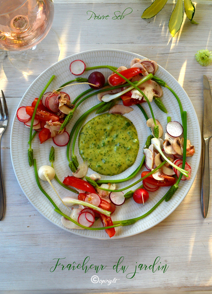 Farandole de légumes crus, asperges sauvages et green mayonnaise.