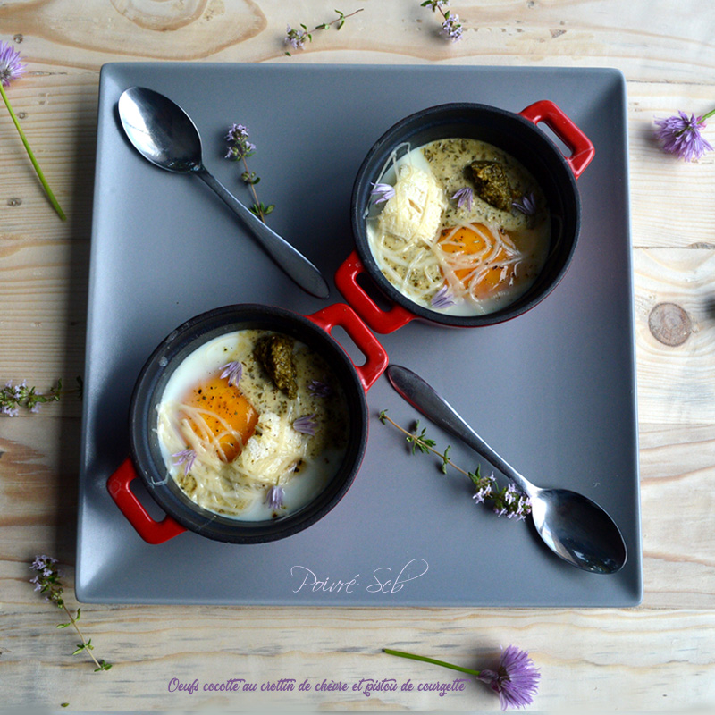 Œufs cocotte au crottin de chèvre et pistou de courgette.