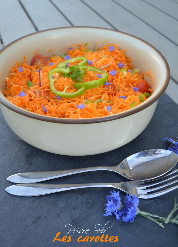 Carottes râpées au jus de citron, poivron aux fleurs de bleuet