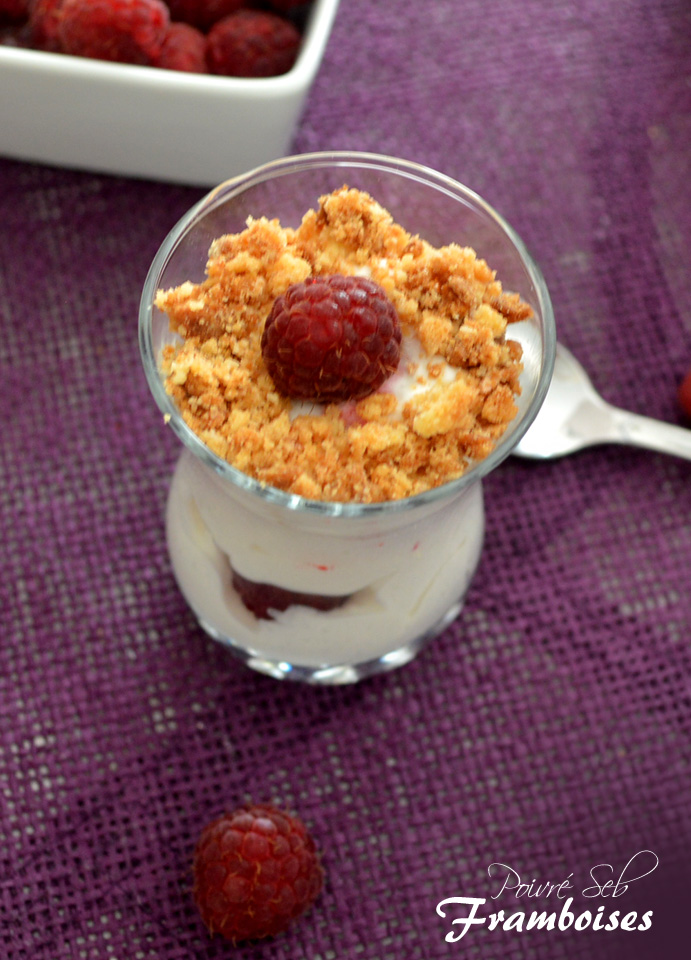 Mousse vanillée aux framboises fraîches sous un crumble de noisettes et spéculoos