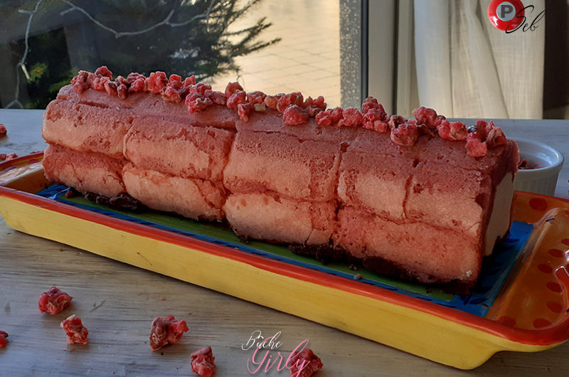 Bûche Charlotte craquante, aux biscuits roses de Reims